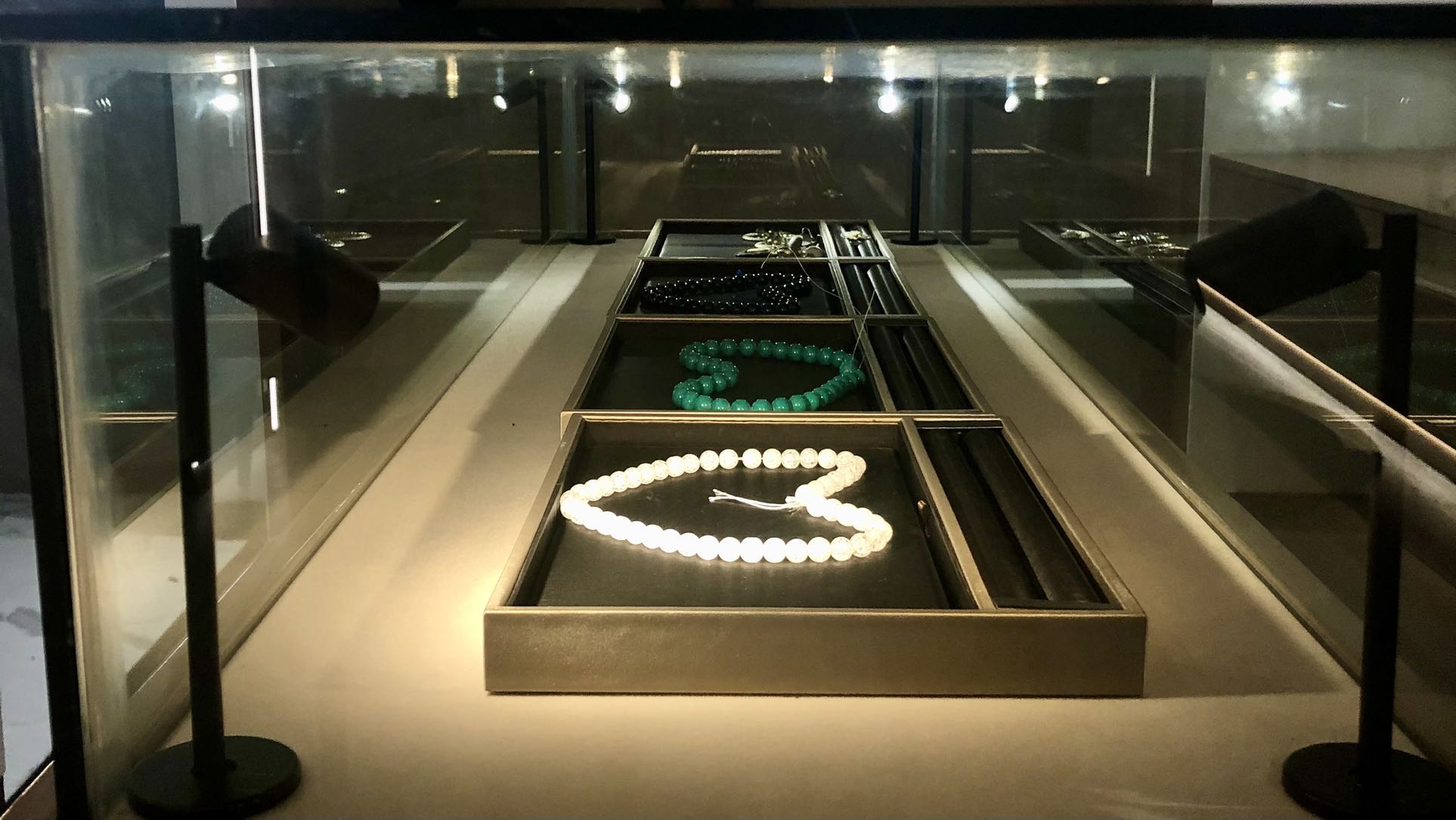 What kind of LED jewelry display light is cost-effective